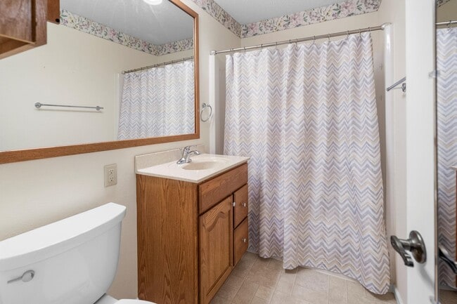 Building Photo - 2bd 1.5 ba spacious condo for rent!