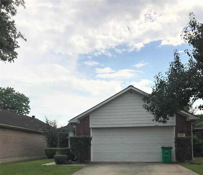 Foto del edificio - 18311 Beaverdell Dr