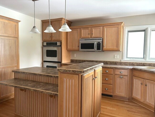 Building Photo - 1402 Lakeview Dr