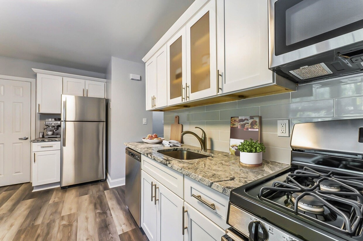 Eagle Rock Apartments at Woodbury Apartments in Woodbury, NY