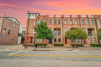 Building Photo - 620 S Pearl Expy