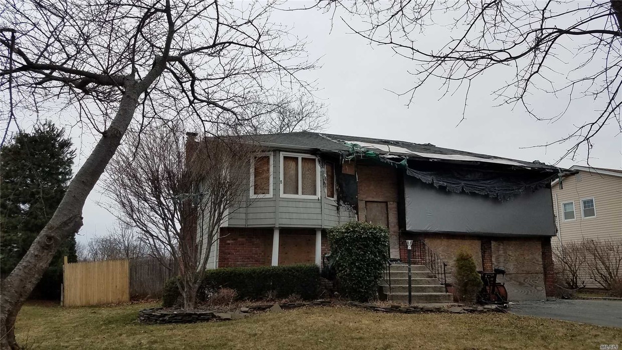 Primary Photo - 206 Connetquot Rd