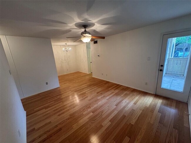 Foto del edificio - 8210 Bent Tree Rd