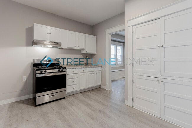 Building Photo - NOW OFFERING $250 OFF THE FIRST FULL MONTH...