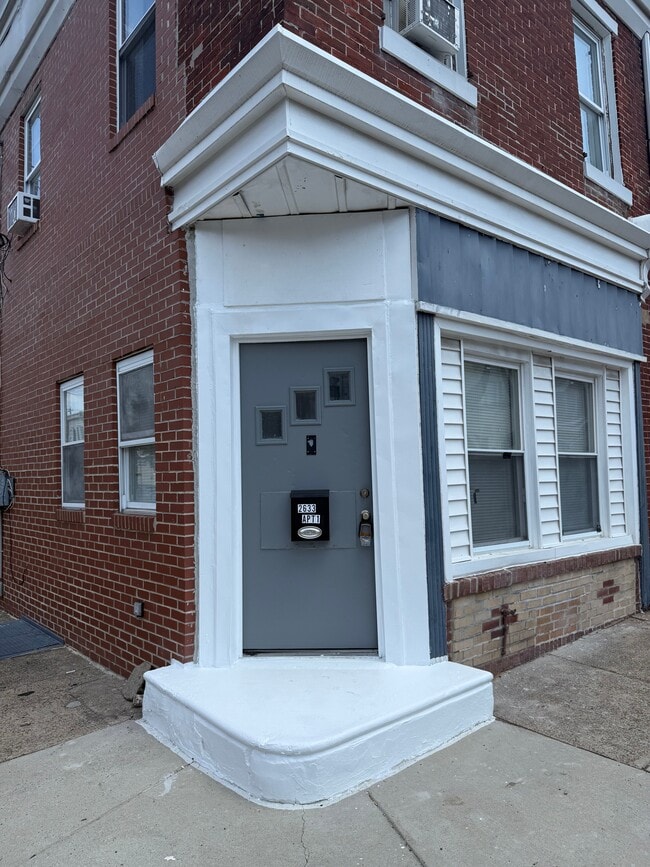 Building Photo - 2633 E Monmouth St