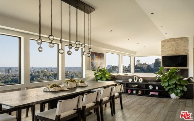 Foto del edificio - 2532 Canyon Oak Dr