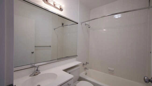 Foto del edificio - 303 E 83rd St