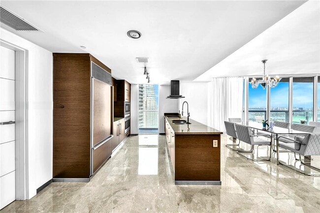 Building Photo - 495 Brickell Ave