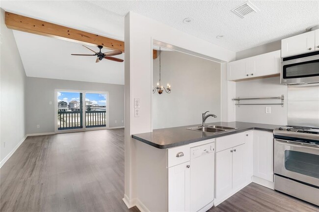 Building Photo - 500 Tiki Dr