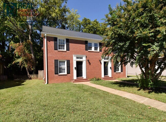 Building Photo - Great 2 bedroom, water included! Walk to downtown M'boro!