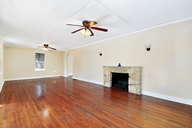 Building Photo - 310 Columbia Dr
