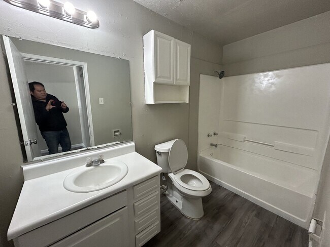 Foto del edificio - Fourplex one bedroom unit is ready to move in in Castle Hill.