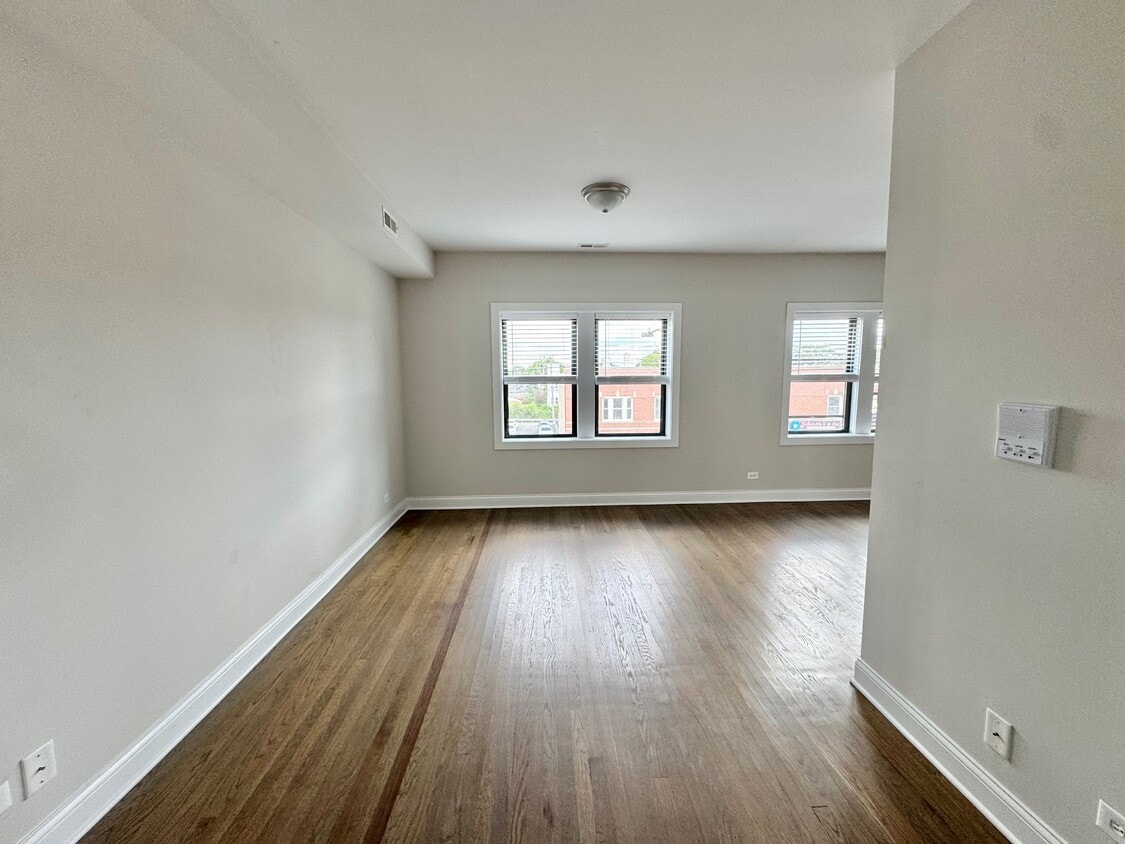 Foto principal - 3405 W Fullerton Ave