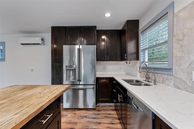 Building Photo - 1100 High Rd