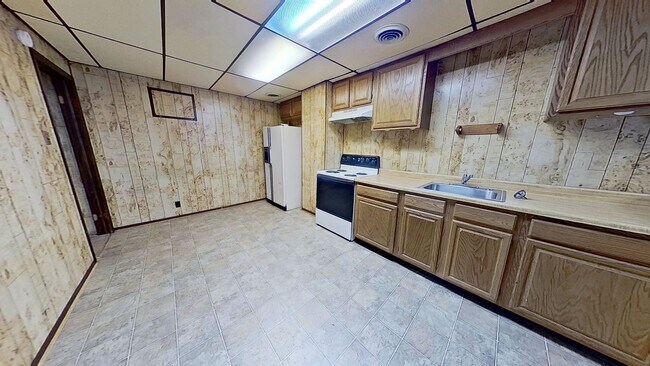 Building Photo - 1st Floor Apartment