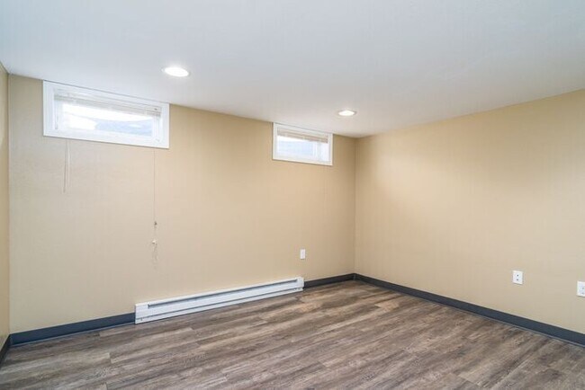 Foto del edificio - Lower Unit Duplex with Private Entrance!