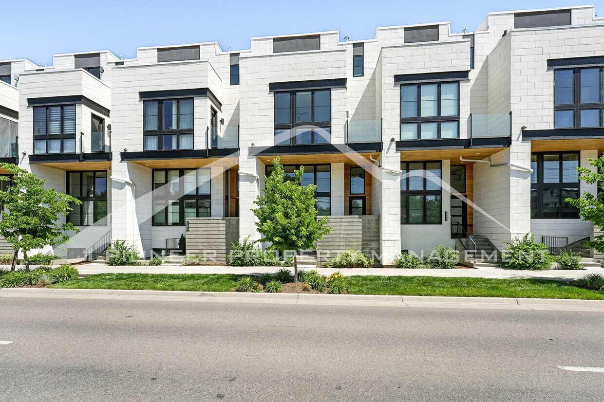Modern Townhome with Central AC and 2 Car ... - Modern Townhome with Central AC and 2 Car ...