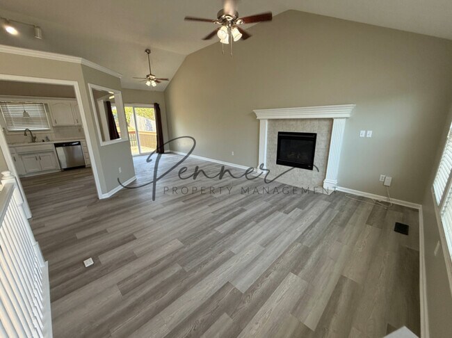 Building Photo - 308 NE Topaz Dr