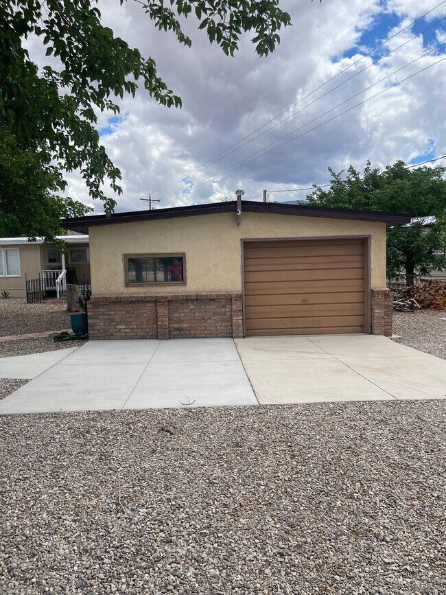 Foto del edificio - Charming fully furnished 2-bedroom, 1-bath home located in Beaver Dam, AZ!