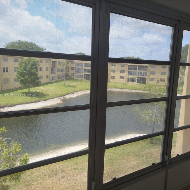 Foto del edificio - 6300 NW 62nd St