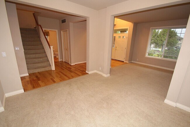 Foto del edificio - 4 BEDROOM WOODBRIDGE REDMOND HOME FOR RENT...
