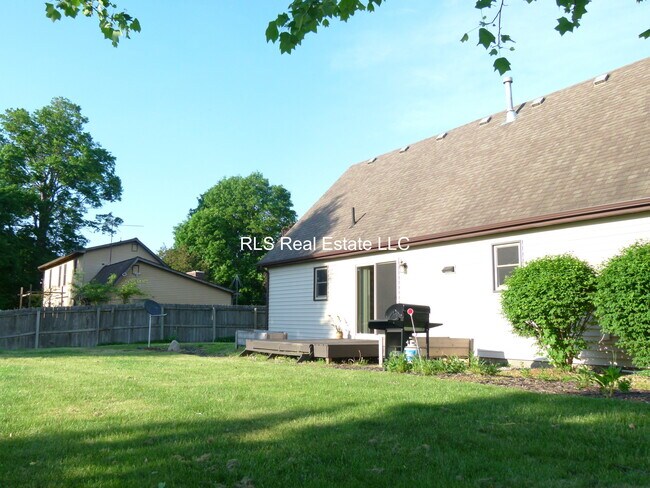 Building Photo - 2075 S Maple Run