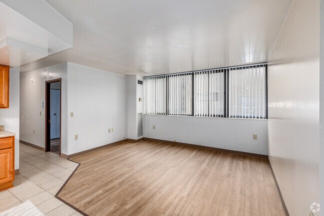 3 habitaciones, 2 baños - 924 pies cuadrados - Sala de estar - Bates Hill Apartments