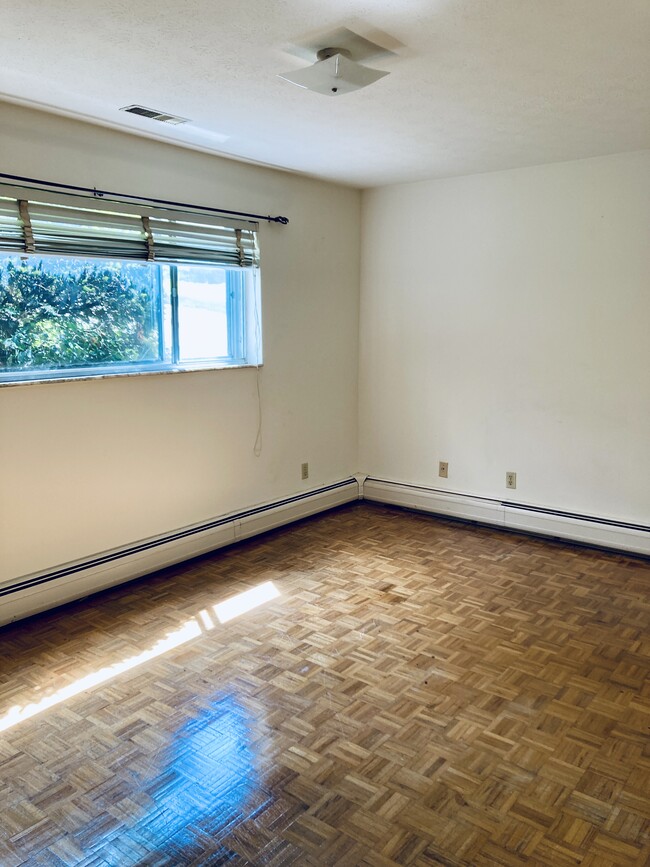 Building Photo - 5910 Belmont Ave