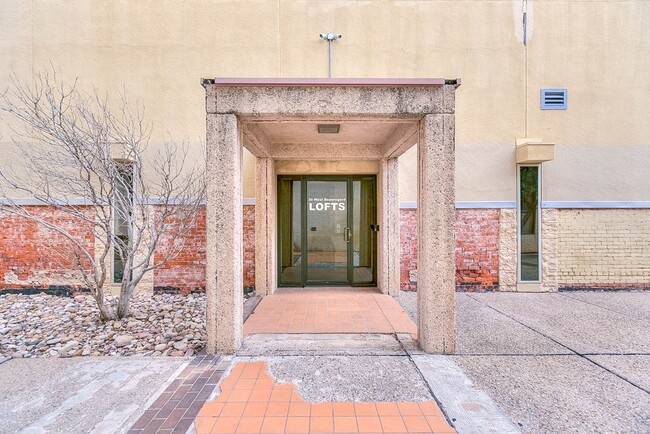 Building Photo - 30 W Beauregard Ave
