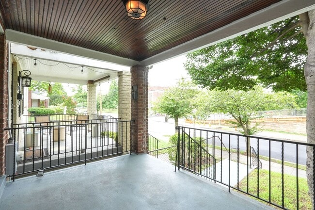 Building Photo - Amazing 3 BR/2 BA Townhome in Fairlawn!