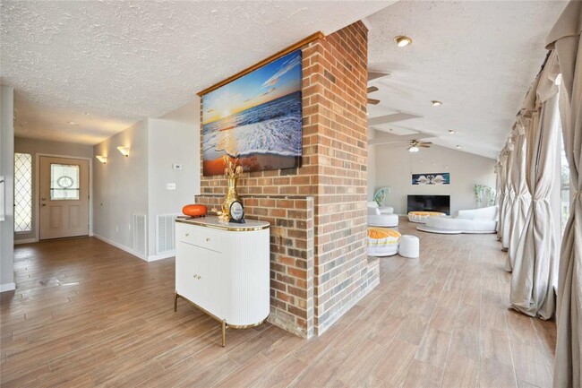 Foto del edificio - 911 Brook Forest Dr