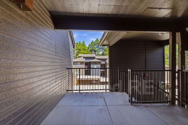 Foto del edificio - 1185 W University Ave