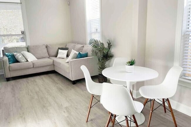 Foto del edificio - 206 E 7th St