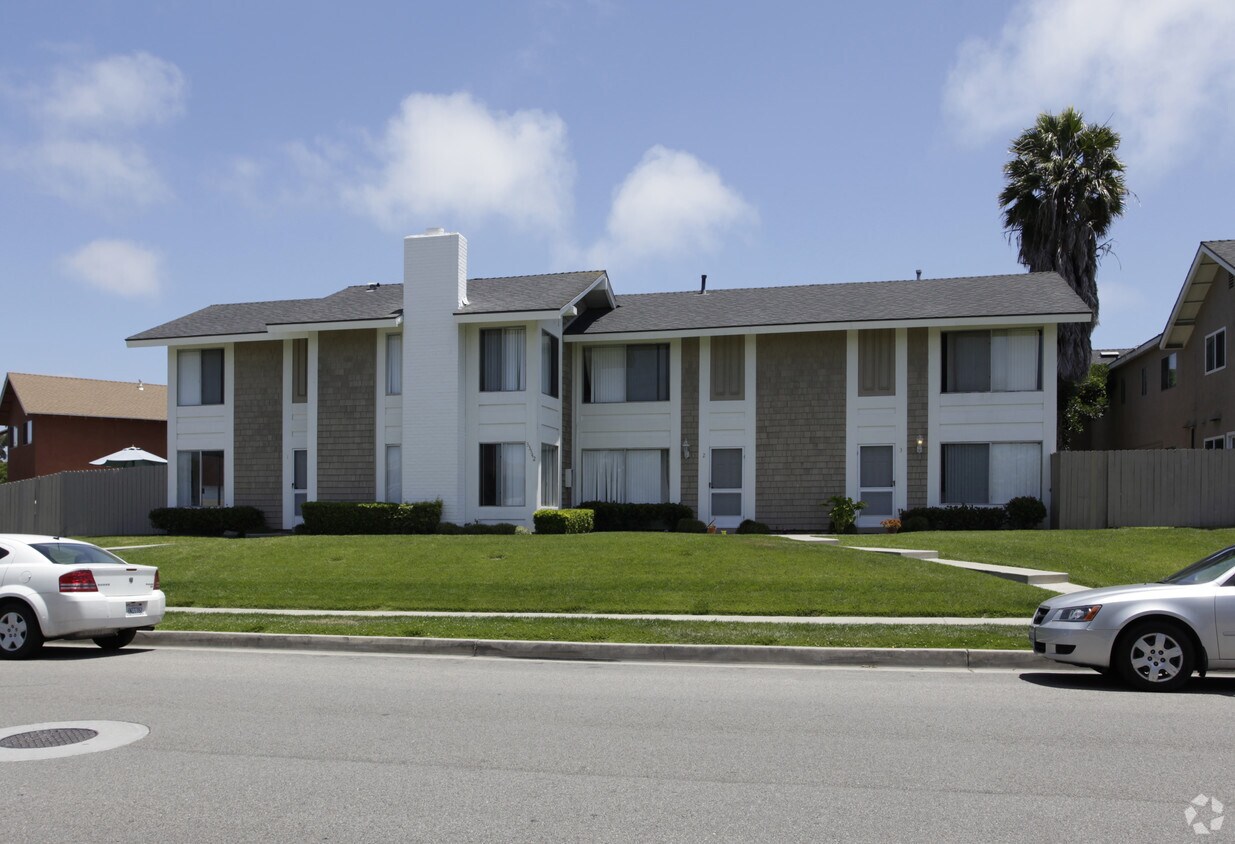 Primary Photo - 33542 Street Of The Blue Lanter