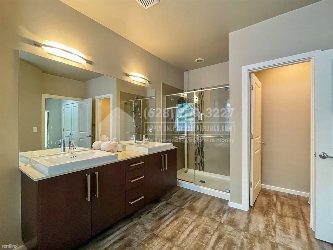 Foto principal - 4 br, 3.5 bath House - 3702 NE 24th St -