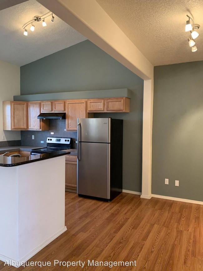 Building Photo - 1 br, 1 bath Apartment - 218 Yale Blvd. SE