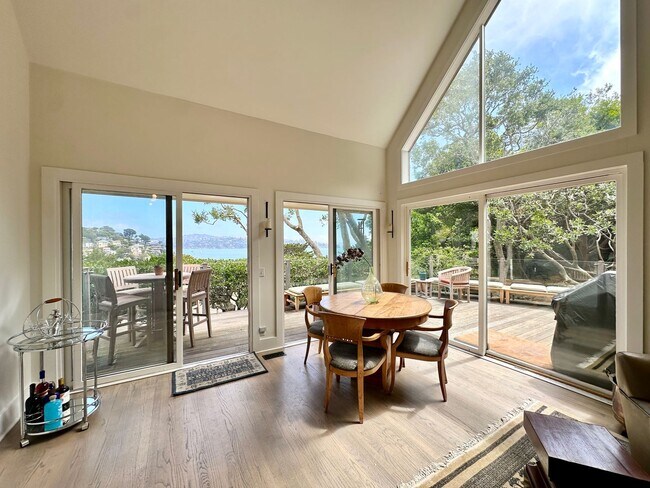 Foto del edificio - Stunning Sausalito Retreat with Bay Views & Private Meadow
