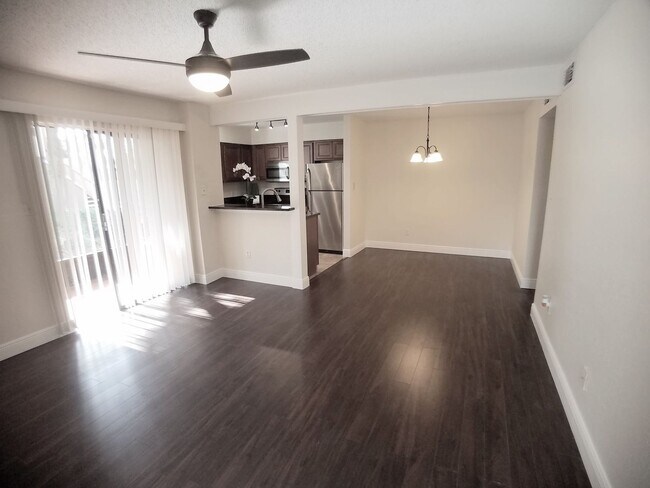 Building Photo - Gorgeous first floor 2/2 condo x Rent @  W...