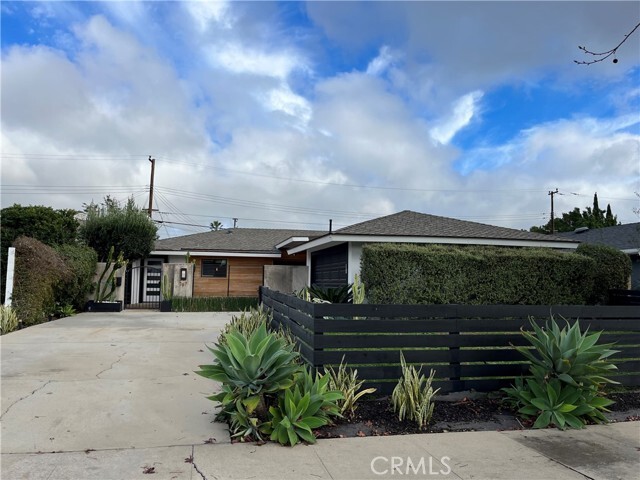 Primary Photo - 767 N Lincoln St