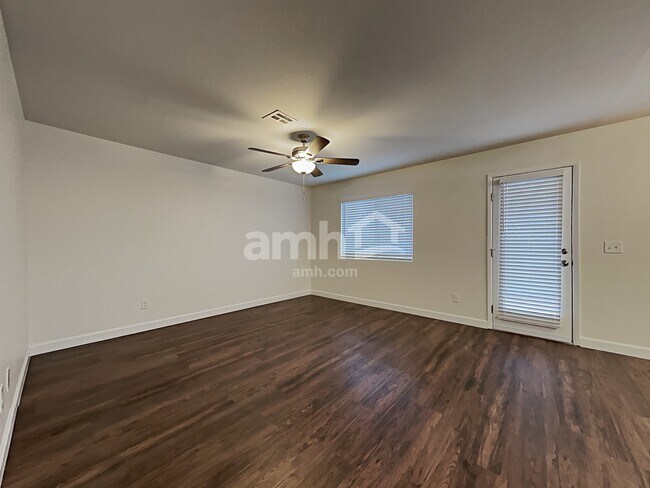 Foto del edificio - 5828 Wood Petal St