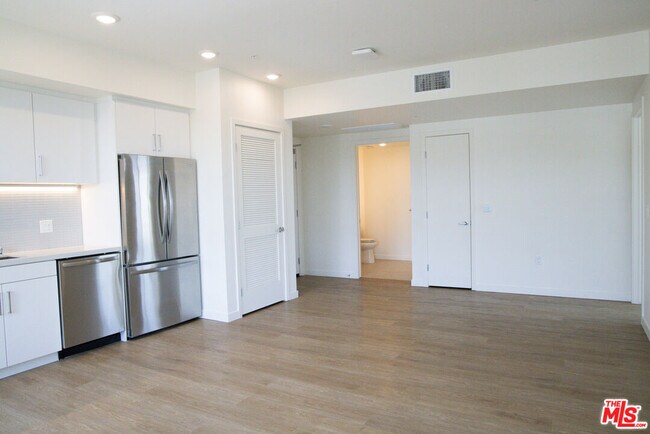 Foto del edificio - 7566 Sunset Blvd