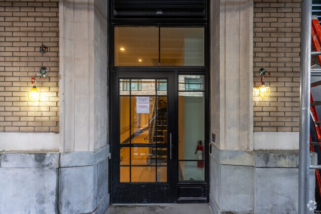 Entrada - 67 Vestry St