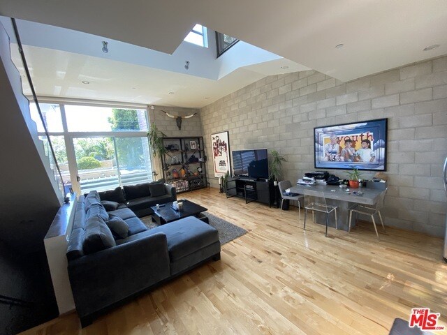Foto del edificio - 717 N Highland Ave