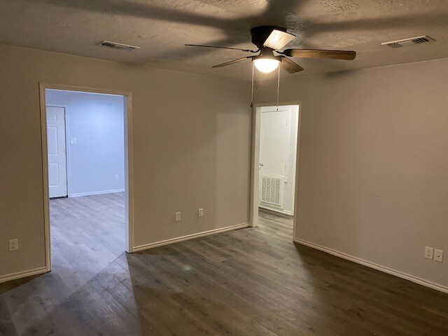 Living room - 309 S Avenue C
