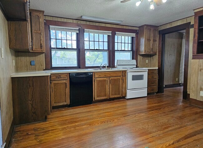 Building Photo - 217 W Elm St