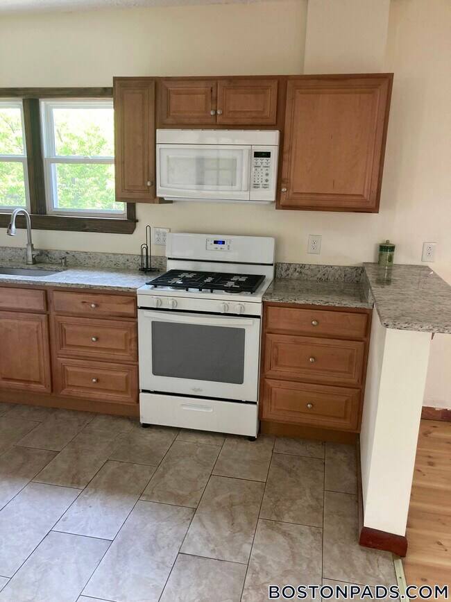 Building Photo - 569 Main St