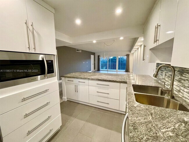 Building Photo - 3150 N Palm Aire Dr
