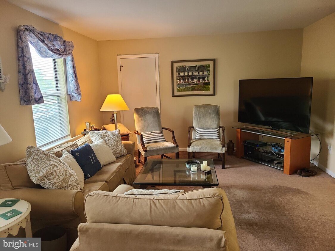 320 Walnut Ct Way Unit 20, Square, PA 19348 Room for Rent in