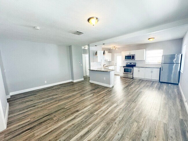 Building Photo - 4552 N Ocean Dr