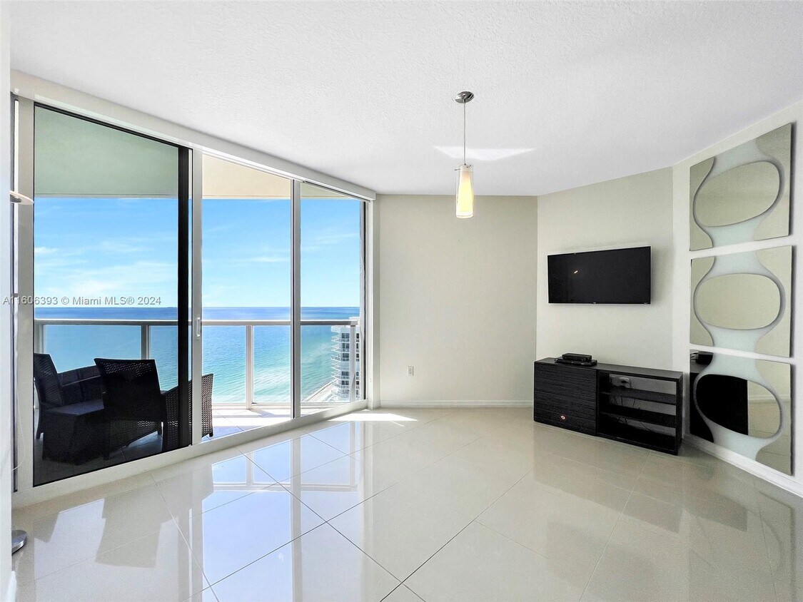 Primary Photo - 16699 Collins Ave